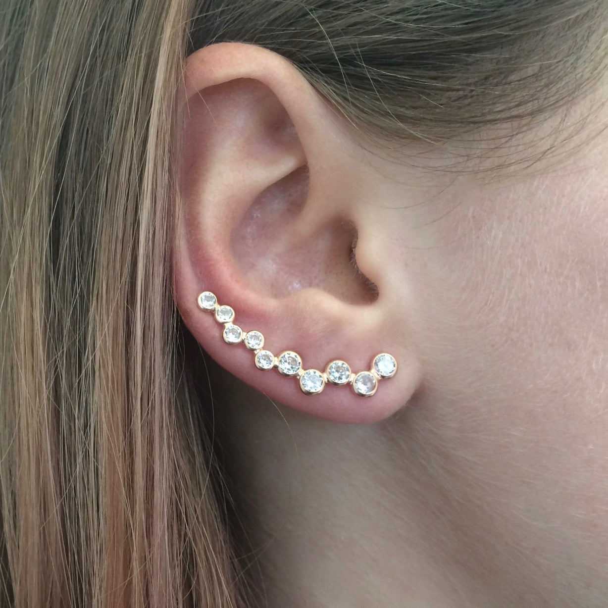 How to Wear Ear Cuffs Like Celebrities in 4 Easy Steps / Amorium Jewelry